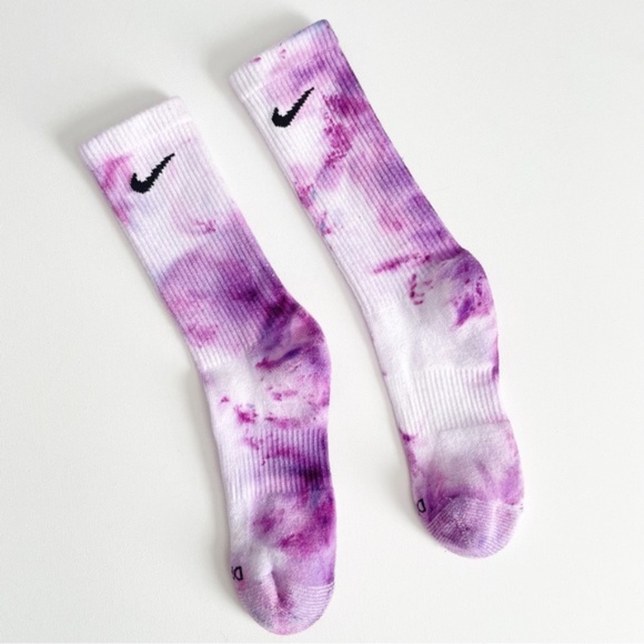 SOLD - Nike Tie Dye Women’s 6-10 Crew Socks Dri Fit Purple White Medium - Picture 1 of 5